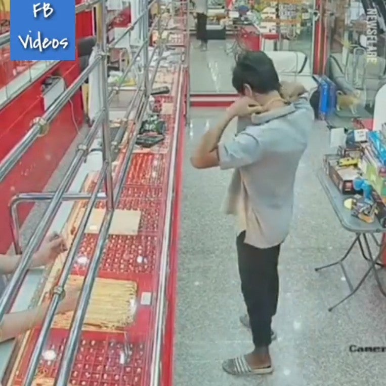 Watch How Robber Tries To Steal Gold Necklace And Fails Miserably - World Of Buzz 1