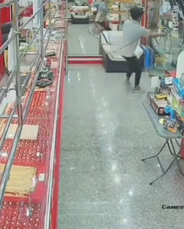 Watch How Robber Tries To Steal Gold Necklace And Fails Miserably - World Of Buzz 2