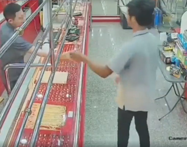Watch How Robber Tries To Steal Gold Necklace And Fails Miserably - World Of Buzz 3
