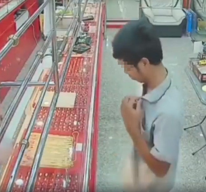 Watch How Robber Tries To Steal Gold Necklace And Fails Miserably - World Of Buzz
