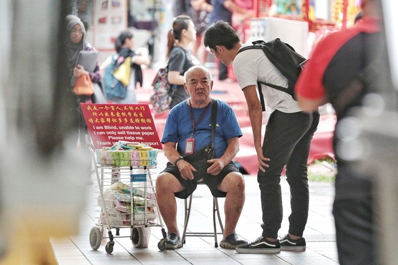 Blind Uncle Selling Tissue Caught Reading Newspaper, Says He's Not a Con Man - WORLD OF BUZZ 4