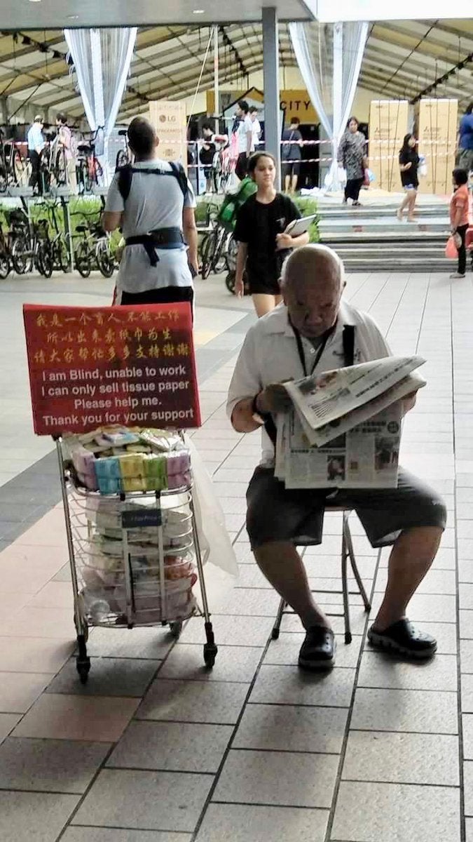 Blind Uncle Selling Tissue Caught Reading Newspaper Says He's Not a Con Man - WORLD OF BUZZ