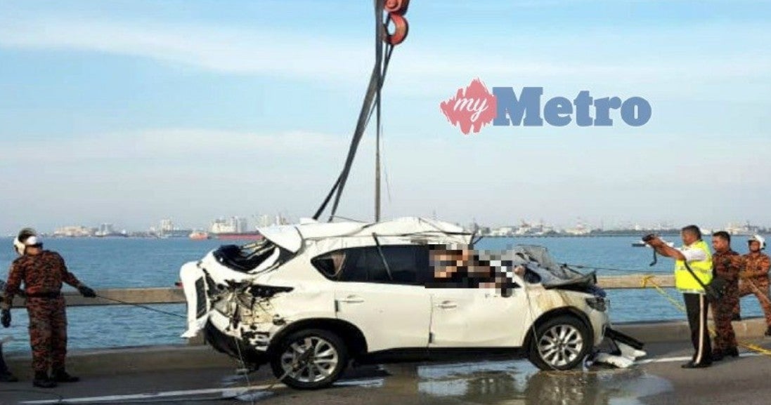 BREAKING: Mazda SUV in Penang Bridge Crash Finally Recovered, Victim's Body Found in Passenger Seat - WORLD OF BUZZ