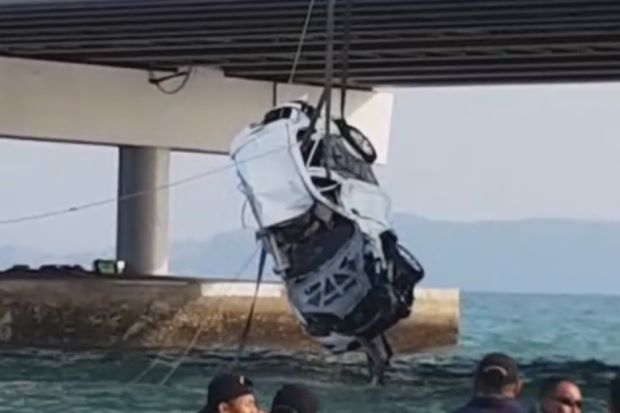 BREAKING: Mazda SUV in Penang Bridge Crash Finally Recovered, Victim's Body Found Inside - WORLD OF BUZZ