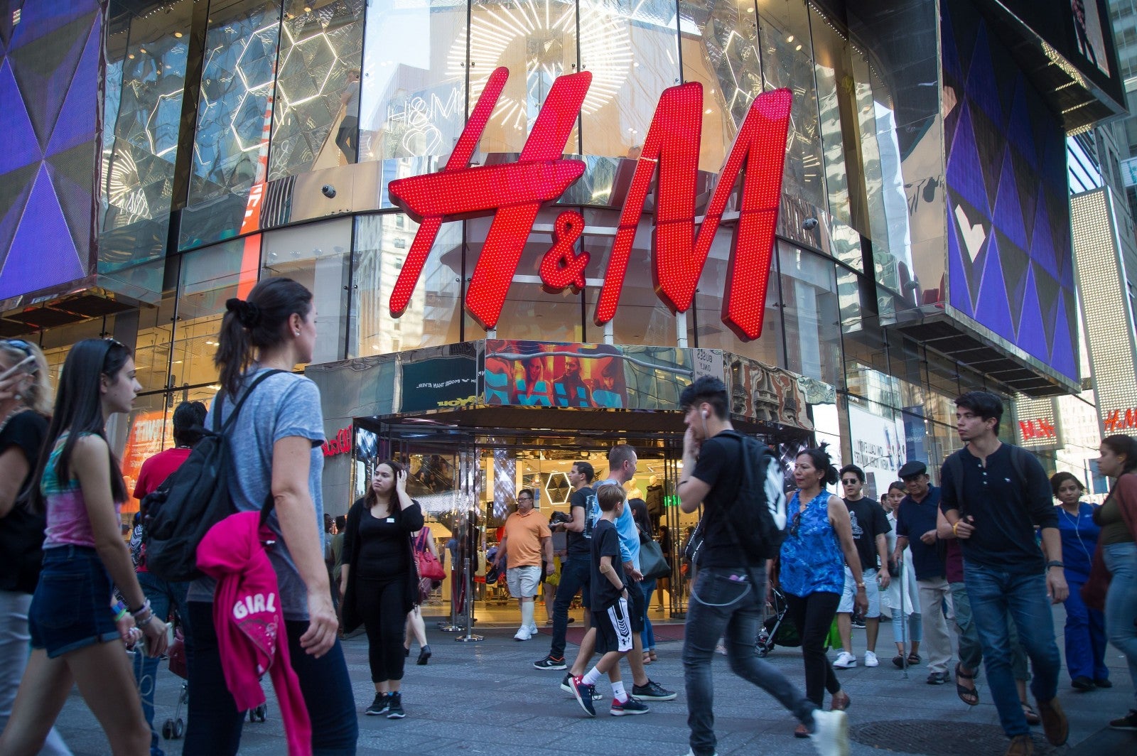 Girl Upset Guy Wore Uniqlo and H&M on First Date Because She Says They Are "Cheap Brands" - WORLD OF BUZZ 2