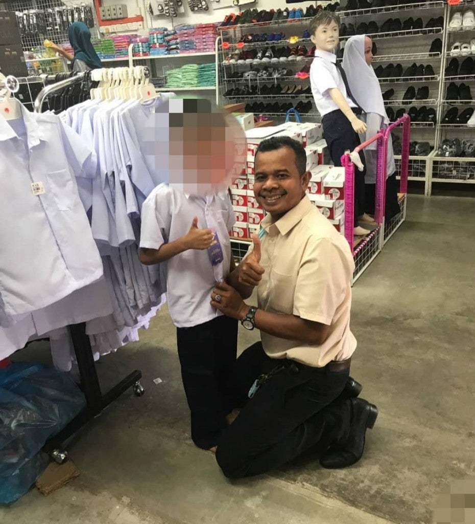 Kind Hearted Ustaz Helps Standard Three Student Who Wears Hand-Me-Downs That Are Too Big For Him To School - WORLD OF BUZZ 1