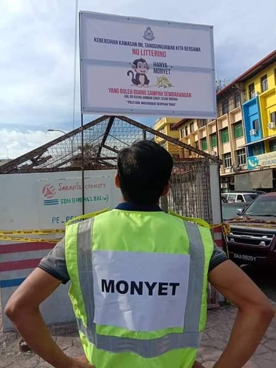 Litterbugs at Semporna Punished With 'Monkey' Vest and Forced to Clean Up - WORLD OF BUZZ 1