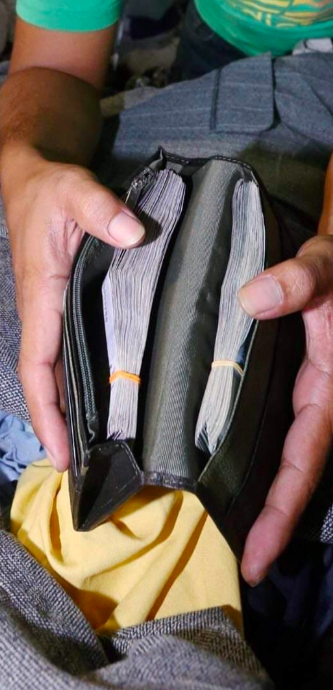 Lucky M'sian Man Finds RM20,000 In Used Clothes, Kelantan Mufti Asks Him To Donate All - WORLD OF BUZZ 1