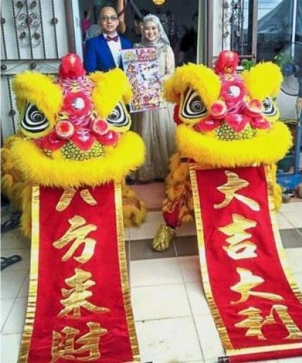 Malay Couple Get Lion Dance &Amp; Firecrackers To Celebrate Their Wedding - World Of Buzz 3