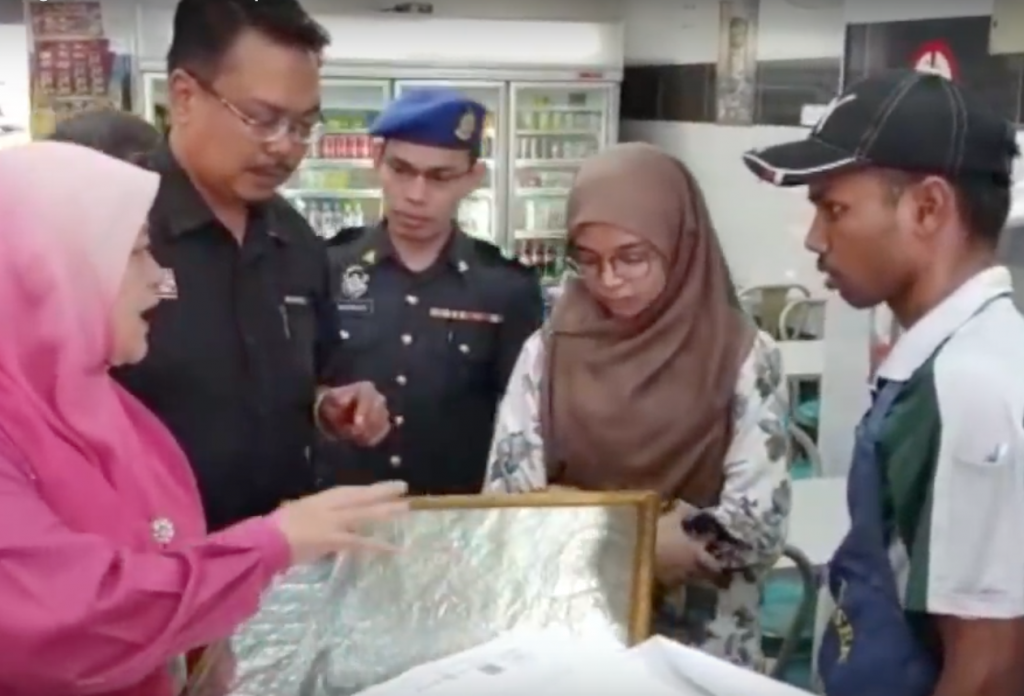 Mamak In Johor Found To Use Mystical Charms To Draw Customers - WORLD OF BUZZ 1