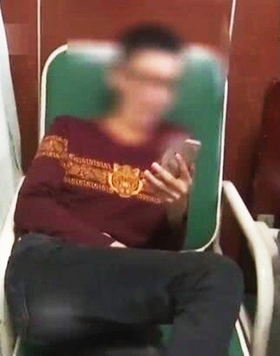 Man Always Lies On Sofa to Play Phone, Damages Spinal Cord And Almost Paralysed - WORLD OF BUZZ