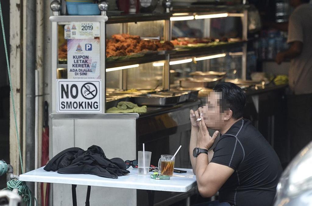 MOH: Nightclubs and Bars Exempted From Smoking Ban Unless They Have Restaurant Licences - WORLD OF BUZZ