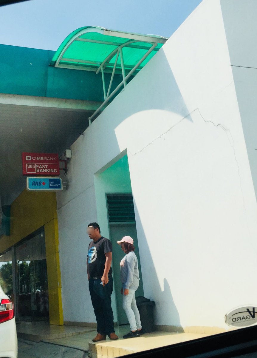 M'sian Encounters Couple Using Same Story A Year Ago Trying To Scam Them In Setia Alam Petrol Station - World Of Buzz 1