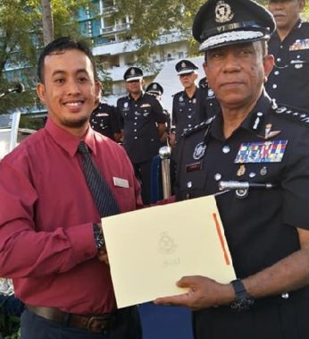 M'sian Receives Recognition From PDRM For Fighting Off 3 Robbers Who Broke Into His House - WORLD OF BUZZ 1