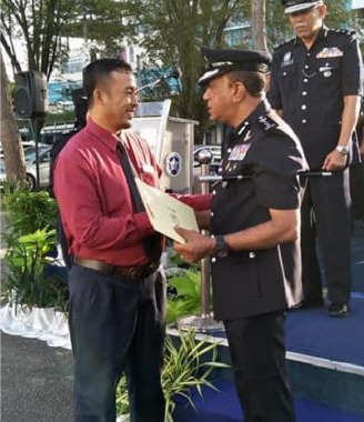 M'sian Receives Recognition From PDRM For Fighting Off 3 Robbers Who Broke Into His House - WORLD OF BUZZ 2