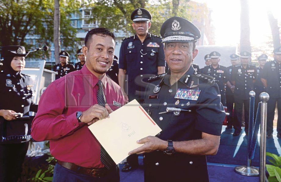M'sian Receives Recognition From PDRM For Fighting Off 3 Robbers Who Broke Into His House - WORLD OF BUZZ