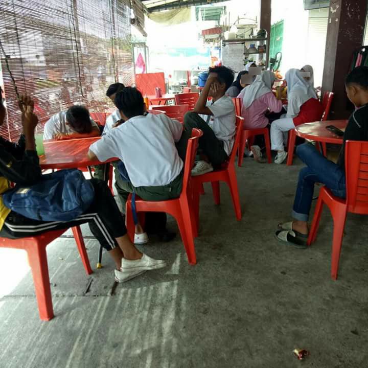 Netizens Applaud Mamak Stall in Cheras For Refusing to Serve High School Students Skipping School - WORLD OF BUZZ 1