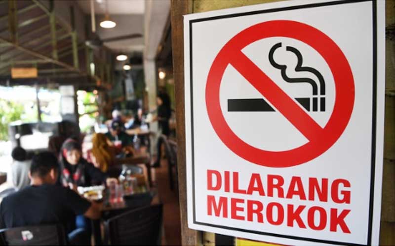 Restaurant Employee Gets Slapped For Asking Smokers To Stop Smoking - World Of Buzz