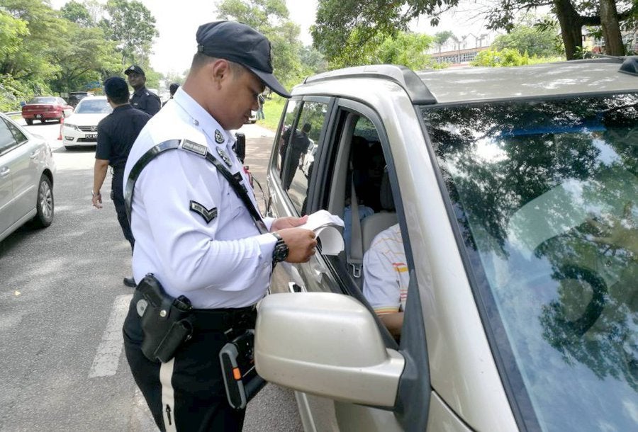 Starting Jan 29, You Will Get RM300 Summons For These 6 Traffic Offences During Ops Selamat 14 - WORLD OF BUZZ 1