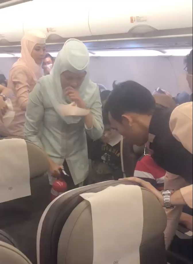 Watch: Swift Action By Royal Brunei Airline Crew After Power bank Exploded Mid-flight - WORLD OF BUZZ 1