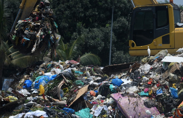 What A Load Of Rubbish - 60% Of Malaysians Do Not Know How To Dispose Their Own Rubbish - World Of Buzz 2
