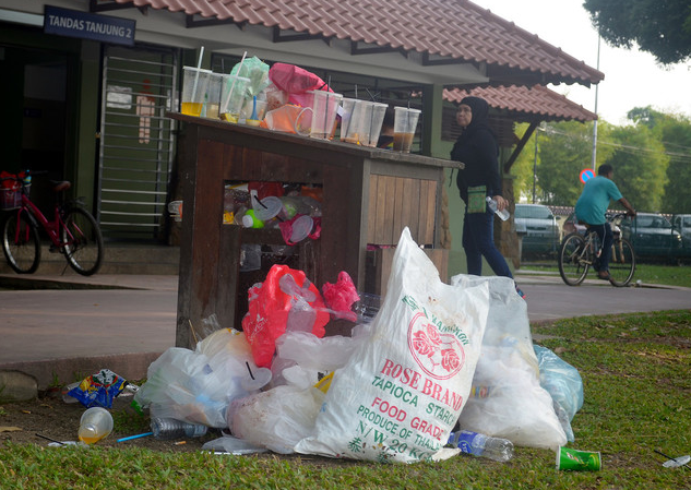 What A Load Of Rubbish - 60% Of Malaysians Do Not Know How To Dispose Their Own Rubbish - World Of Buzz