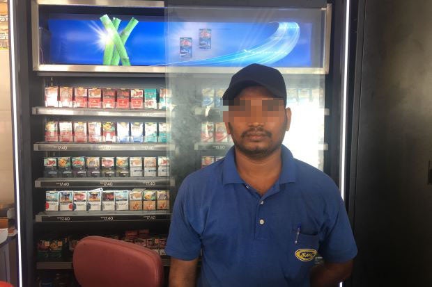 Worker At Shah Alam Mamak Gets Slapped In Face After Asking Customers To Stop Smoking - World Of Buzz 1