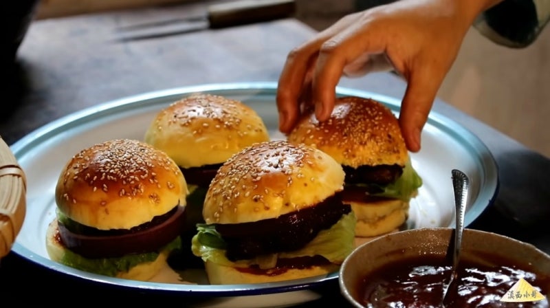 Countryside Grandparents Have Only Seen Hamburgers On TV, So Granddaughter Made Some For Them From Scratch - WORLD OF BUZZ 11