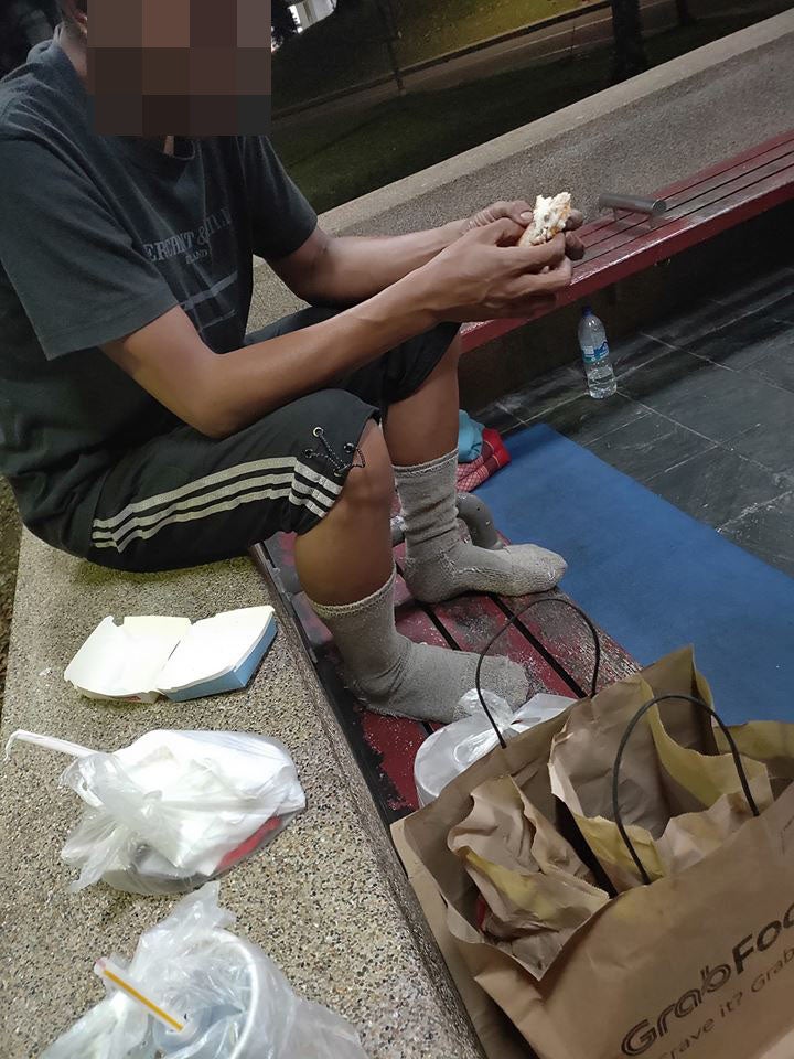 Delivery Man Decides To Give Cancelled Grabfood Order To Homeless Person - World Of Buzz