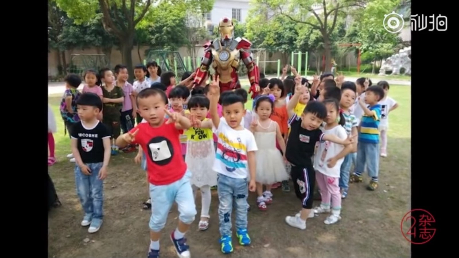 Devoted Father Visits Daughter's School in Iron Man Suit; Stops All Classes - WORLD OF BUZZ 1