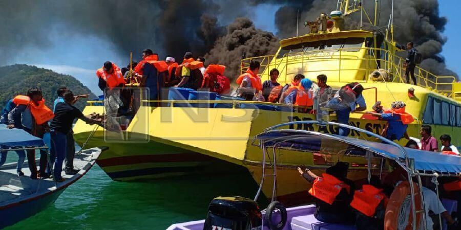 Ferry In Langkawi Suddenly Catches Fire, Passengers Seen Jumping Into Sea To Save Themselves - World Of Buzz 3
