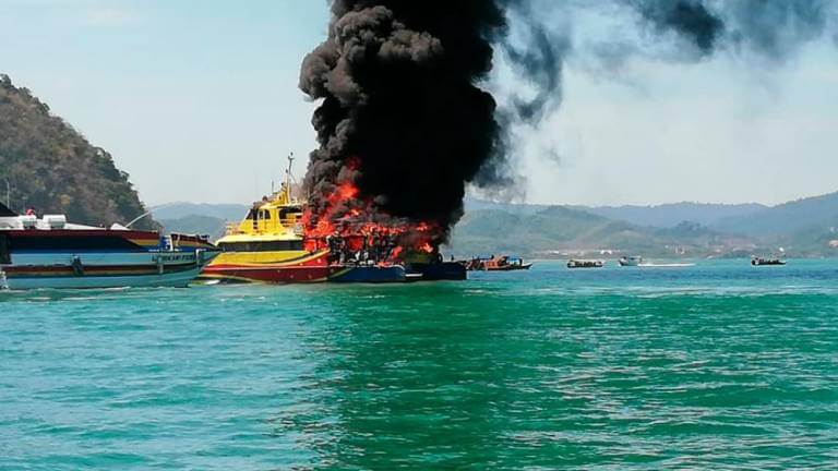 Ferry In Langkawi Suddenly Catches Fire, Passengers Seen Jumping Into Sea To Save Themselves - World Of Buzz 4