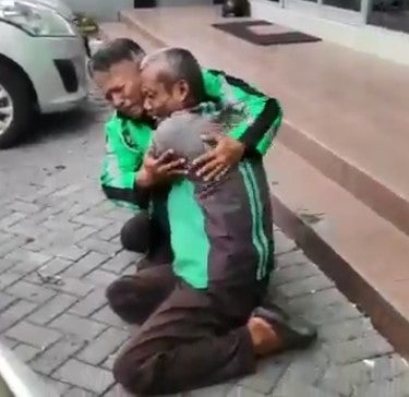 Grab Drivers Break Down in Tears After Learning They Won Company-Sponsored Pilgrimage - WORLD OF BUZZ 3