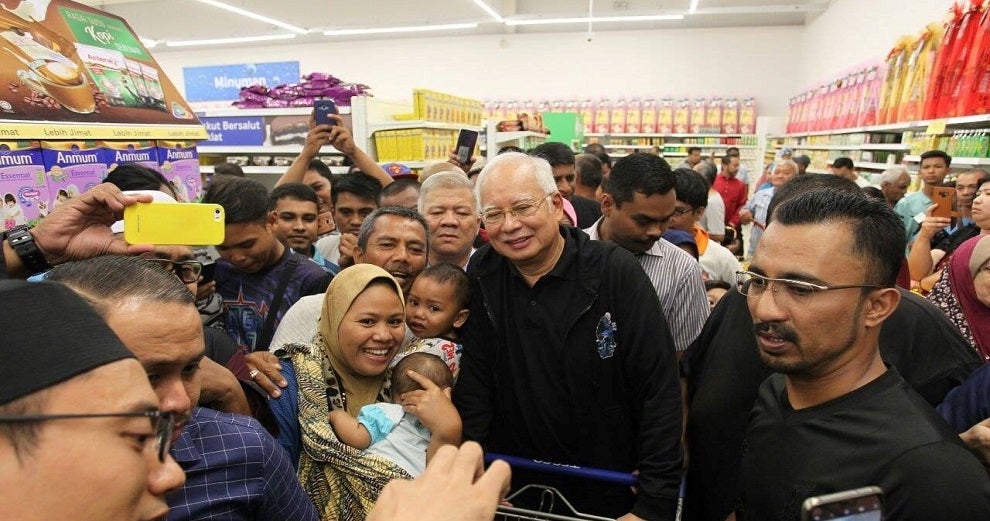 &Quot;I'm A Thief Who Steals The People's Hearts,&Quot; Najib Says After Getting Mobbed By Fans At Tesco - World Of Buzz