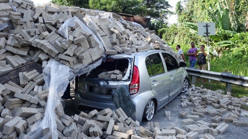 Lorry's Stalled Engine Causes It to Reverse, Heavy Load of Bricks Spill & Land on Perodua Myvi - WORLD OF BUZZ 1
