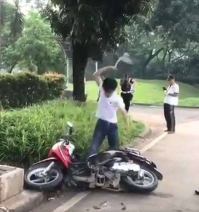 Man Goes on Rage Fit & Dismantles Motorcycle Because Cop Gave Him Traffic Summons - WORLD OF BUZZ 1