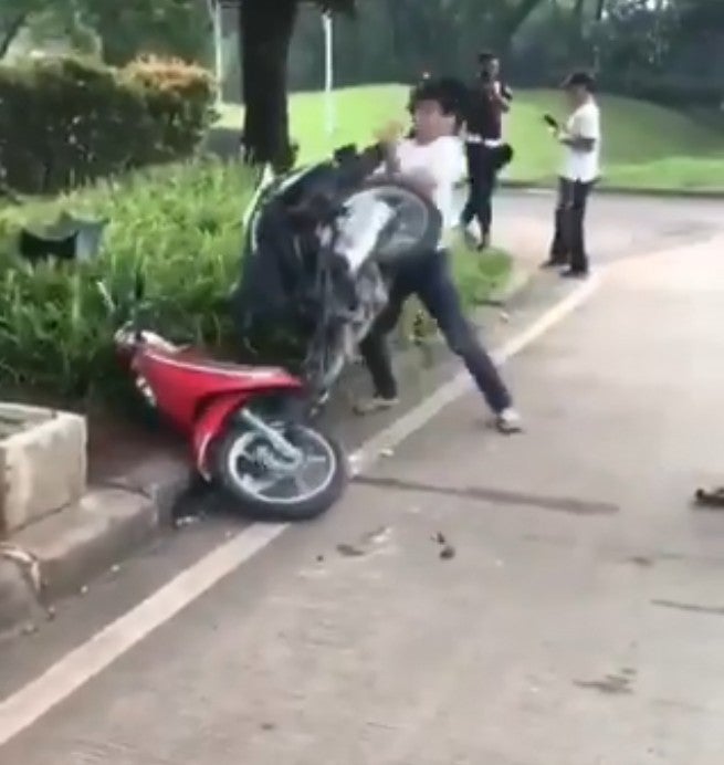 Man Goes On Rage Fit &Amp; Dismantles Motorcycle Because Cop Gave Him Traffic Summons - World Of Buzz 2