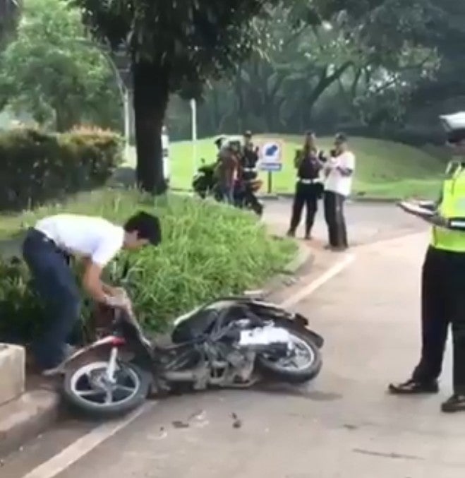 Man Goes on Rage Fit & Dismantles Motorcycle Because Cop Gave Him Traffic Summons - WORLD OF BUZZ 3