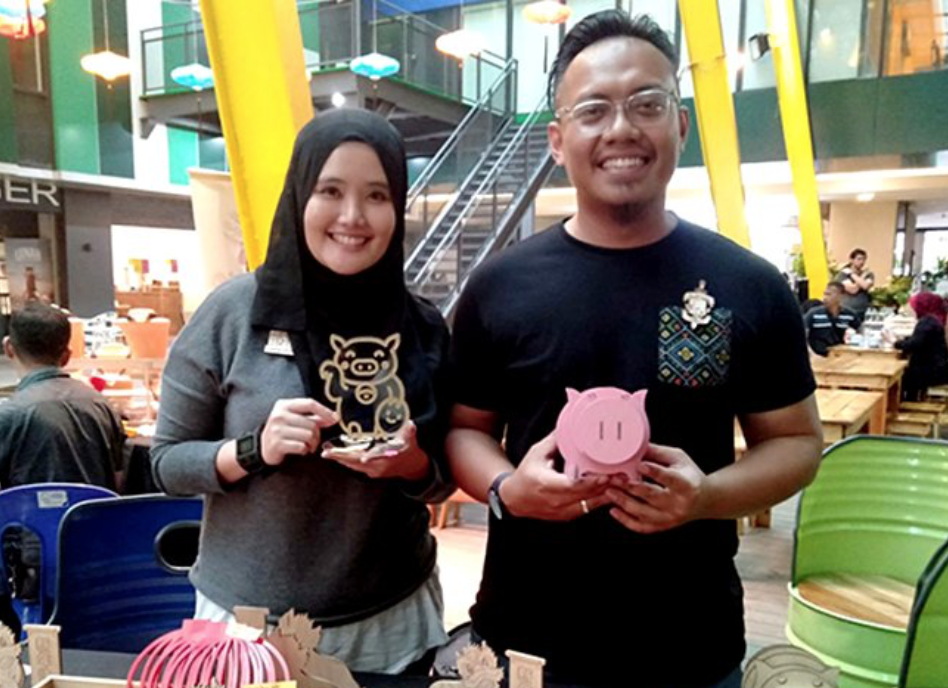 Muslim Couple From Sabah Sells Pig Figurines For CNY, Receives Positives Remarks From Customers - WORLD OF BUZZ 2