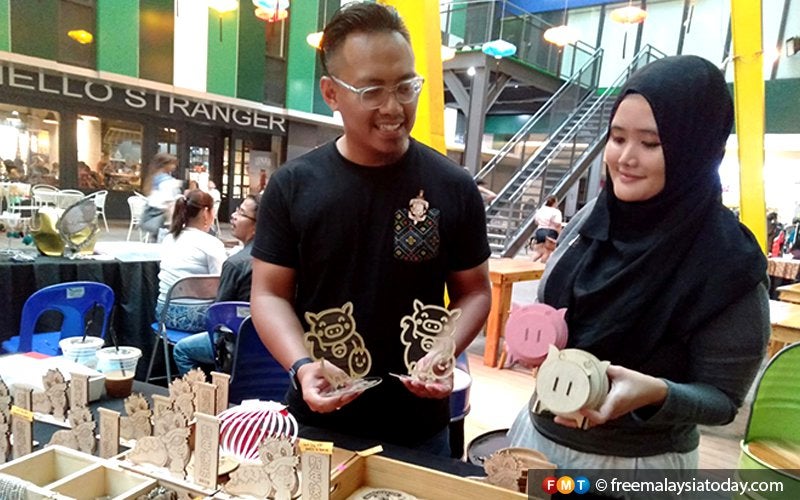 Muslim Couple From Sabah Sells Pig Figurines For CNY, Receives Positives Remarks From Customers - WORLD OF BUZZ 5
