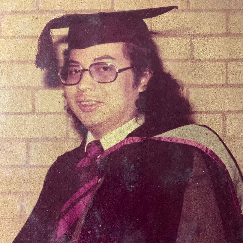 Najib Shares His Graduation Picture From 1974 & Says He Looks "Cool" With Long Hair - WORLD OF BUZZ