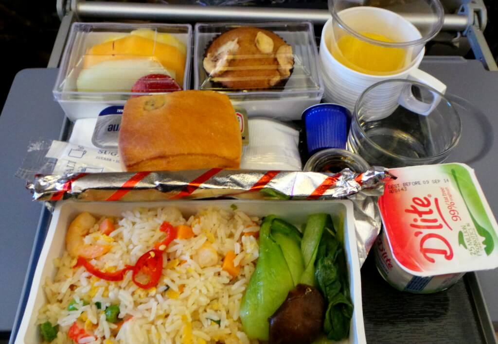 Singaporean Airlines Investigating After Passenger Finds Tooth In His Rice Meal - WORLD OF BUZZ 1