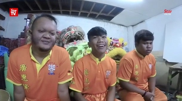 These 3 Young Malay Guys Love Lion Dance So Much, They Joined a Troupe 5 Years Ago - WORLD OF BUZZ 1
