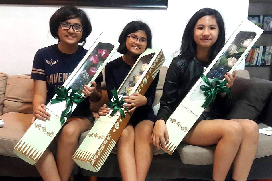 These Three Girls Were Delighted To Get Valentine Flowers From The Same Guy - WORLD OF BUZZ 3