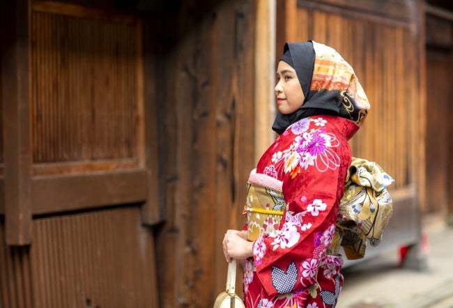 This Japanese Company Has Started Making Kimonos With Hijabs For Muslim Women - WORLD OF BUZZ 1