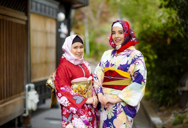 This Japanese Company Has Started Making Kimonos With Hijabs For Muslim Women - WORLD OF BUZZ 2
