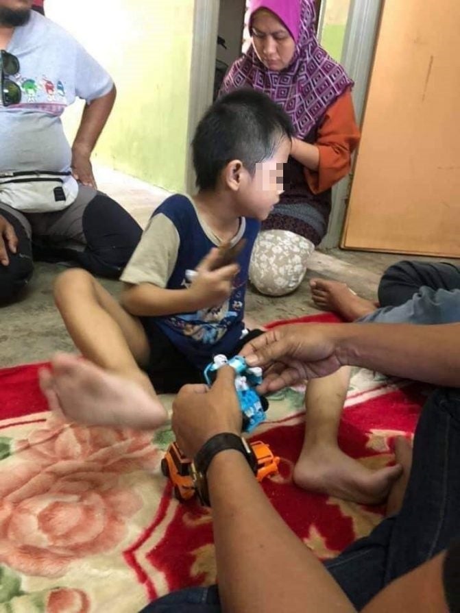 Two M'sian Kids Forced To Eat From School Dustbin Because Mother Was Too Poor To Buy Food - World Of Buzz 1