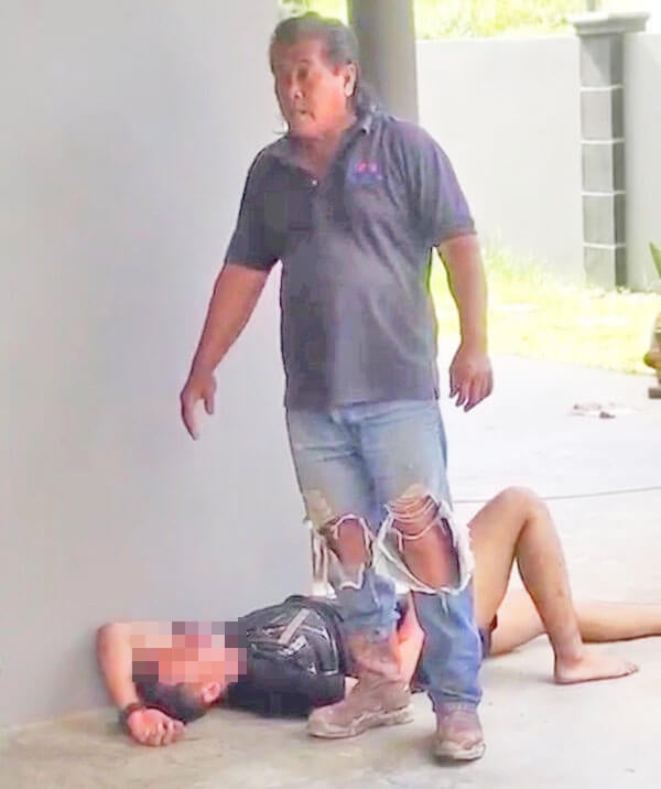 Video: Burglar Caught And Beaten By Angry Mob In Sarawak - WORLD OF BUZZ 1