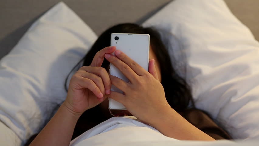27yo Mother with Habit of Playing Her Phone & Sleeping Late Found Dead in Bed - WORLD OF BUZZ