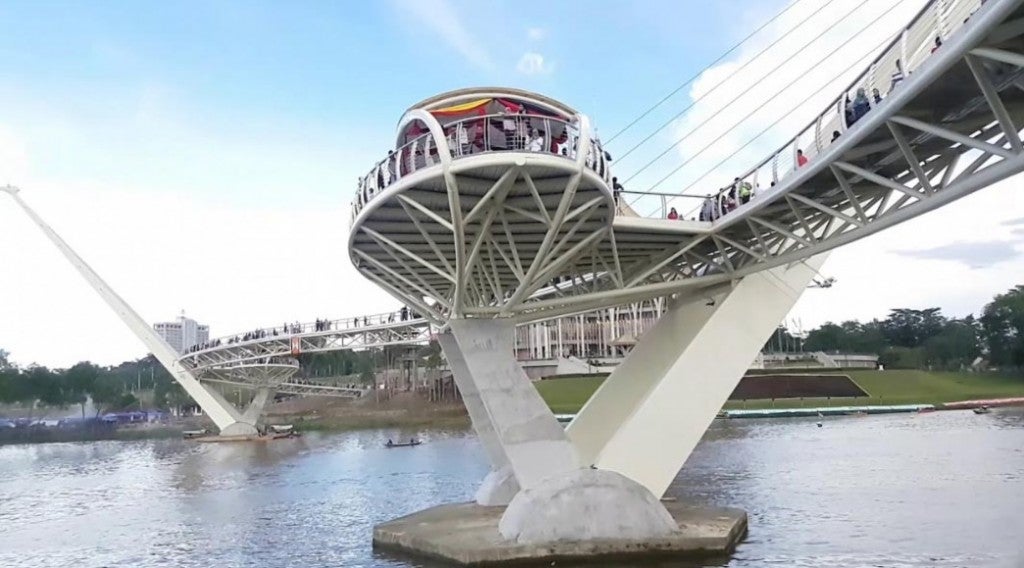 36yo Man Attempts To Take A Selfie At Sarawak's Bridge But Slips & Plunges Into River - WORLD OF BUZZ